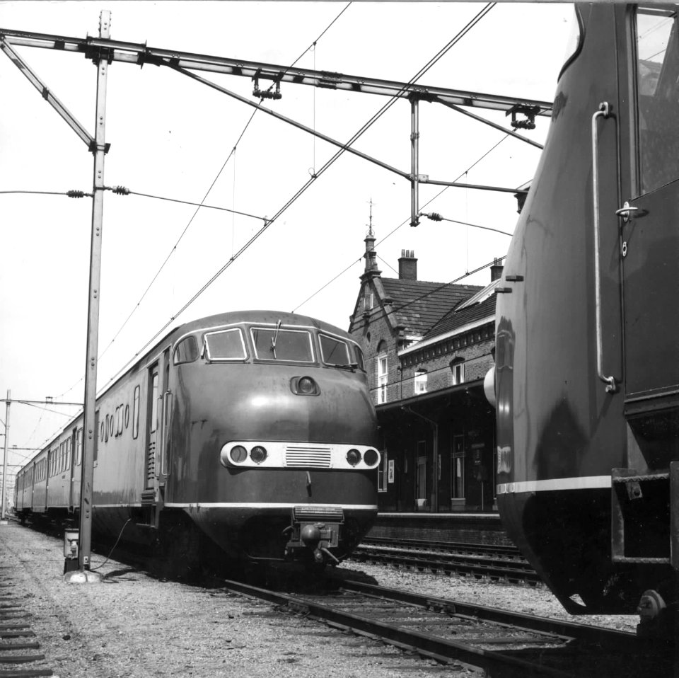 HUA-151233-Afbeelding van een diesel electrisch treinstel DE 3 plan U van de NS te Geldermalsen