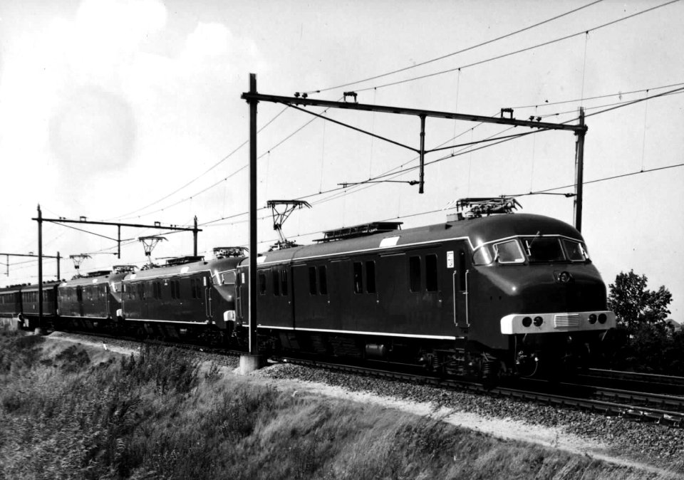 HUA-152057-Afbeelding van de nieuwe motorpostrijtuigen nrs. 3001, 3003 en 3004 (plan mP) van de P.T.T. tijdens een belastingsproefrit met 13 rijtuigen mat. 1924 ("Blokkendozen") van de N.S. op het baanvak Zwolle-Meppel