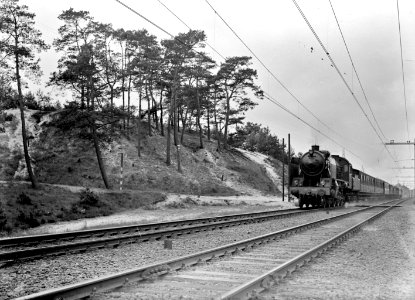 HUA-151328-Afbeelding van de stoomlocomotief nr. 4012 (serie 4000) van de N.S. met rijtuigen ter hoogte van Hulshorst