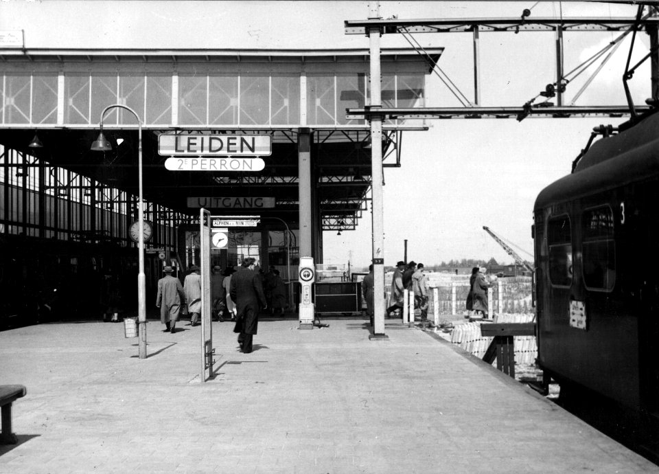 HUA-153168-Afbeelding van reizigers op het perron van het NS station Leiden te Leiden