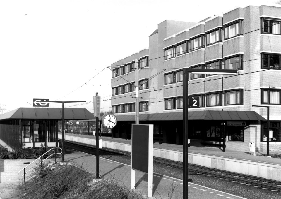 HUA-150752-Gezicht op het N.S.-station Veenendaal Centrum te Veenendaal