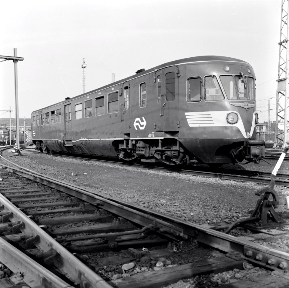 HUA-151218-Afbeelding van het diesel electrische motorrijtuig DE 1 nr 40 serie 21 50 Blauwe Engel van de NS te Maastricht