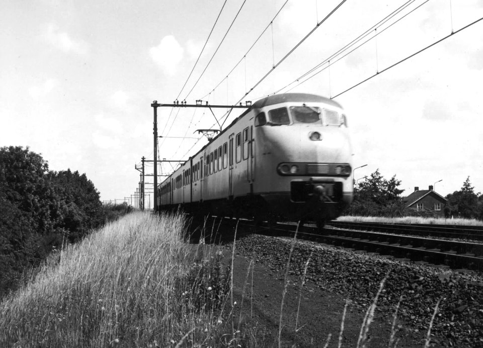 HUA-151064-Afbeelding van een electrisch treinstel mat. 1964 (plan T) van de N.S. ter hoogte van Leiden