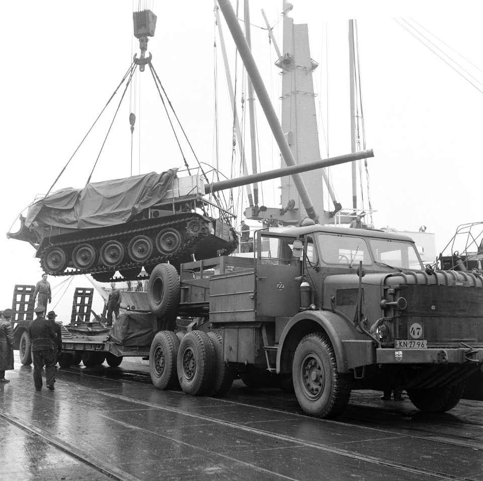 Houwitsers 175 mm, uit Amerika in Rotterdam aangekomen worden verladen, Bestanddeelnr 918-7242