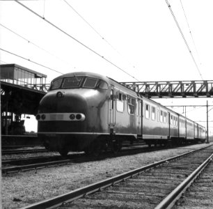 HUA-151234-Afbeelding van het diesel-electrische treinstel nr. 151 (DE 3, plan U) van de N.S. te Geldermalsen