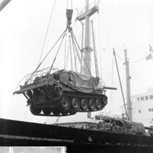Houwitsers 175 mm, uit Amerika in Rotterdam aangekomen worden verladen, Bestanddeelnr 918-7243