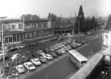 HUA-150742-Gezicht op een parkeerplaats bij het N.S.-station Utrecht C.S. te Utrecht met op de voorgrond rechts een gedeelte van de voorgevel van hotel Du Commerce
