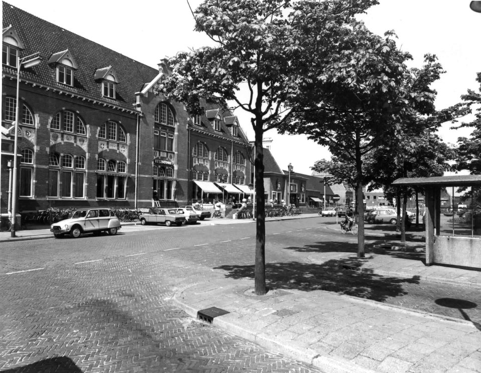 HUA-150609-Gezicht op een gedeelte van de voorgevel van het N.S.-station Roosendaal te Roosendaal