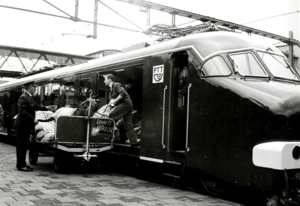 HUA-152053-Afbeelding van een demonstratie van het uitladen van post bij het nieuwe motorpostrijtuig nr. 3001 (Plan mP) van de P.T.T. op het N.S.-station Arnhem te Arnhem