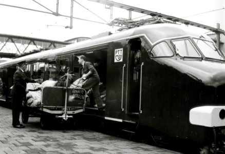 HUA-152053-Afbeelding van een demonstratie van het uitladen van post bij het nieuwe motorpostrijtuig nr. 3001 (Plan mP) van de P.T.T. op het N.S.-station Arnhem te Arnhem