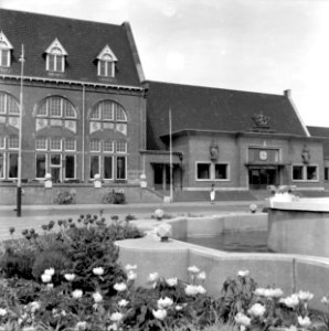 HUA-150607-Gezicht op een gedeelte van de voorgevel van het N.S.-station Roosendaal te Roosendaal