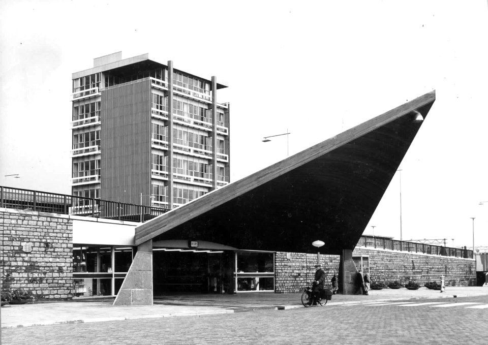 HUA-150673-Gezicht op het NS station Schiedam Rotterdam West te Schiedam