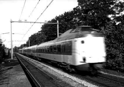 HUA-151967-Afbeelding van een trein bestaande uit electrische treinstellen Plan Z (ICM-0) van de N.S., rijdend langs het perron van het N.S.-station Maarn te Maarn
