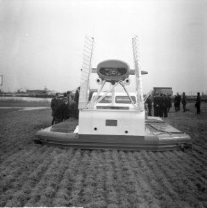 Hovercraft VA 2 demonstreert. Op het water in de Ussellincxhaven, Bestanddeelnr 915-0509
