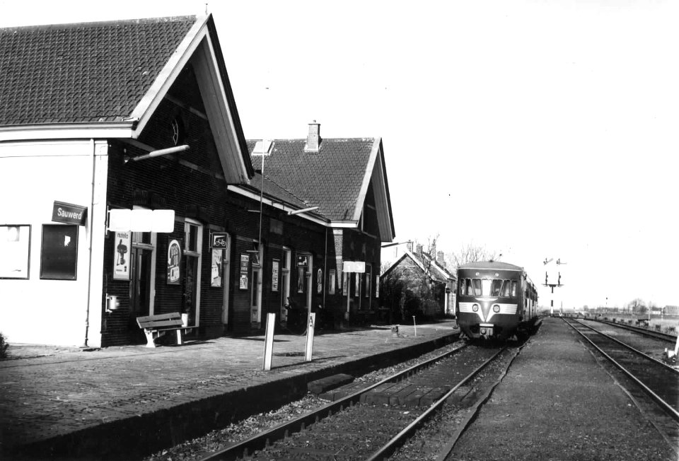 HUA-150658-Gezicht op de perronzijde van het N.S.-station Sauwerd te Sauwerd met een diesel-electrisch treinstel DE 2 ("Blauwe Engel") van de N.S