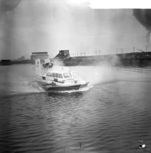 Hovercraft VA 2 demonstreert. Op het water in de Ussellincxhaven, Bestanddeelnr 915-0506