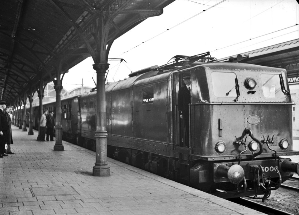 HUA-151087-Afbeelding van de eerste electrische (huur-) locomotief in Nederland- nr 6000 van de London North Eastern Railway (L.N.E.R.) in dienst van de N.S. met rijtuigen langs het perron van het N.S.-station Utrecht C.S. te Utrecht