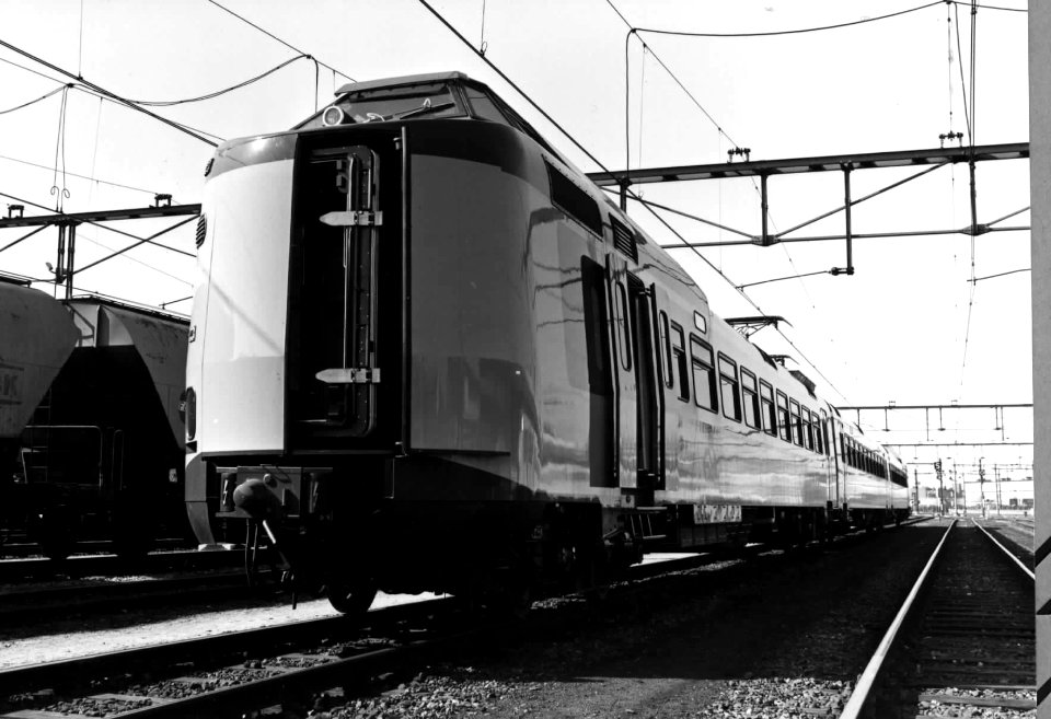 HUA-151957-Afbeelding van het electrische treinstel nr. 4001 (Plan Z, ICM-0) van de N.S. op het emplacement te Venlo met een geopende kopdeur