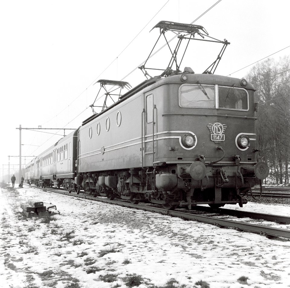 HUA-151113-Afbeelding van de electrische locomotief nr. 1147 (serie 1100) met twee nieuwe rijtuigen plan W van de N.S. ter hoogte van Maarn