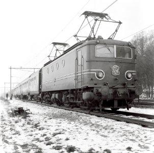 HUA-151113-Afbeelding van de electrische locomotief nr. 1147 (serie 1100) met twee nieuwe rijtuigen plan W van de N.S. ter hoogte van Maarn