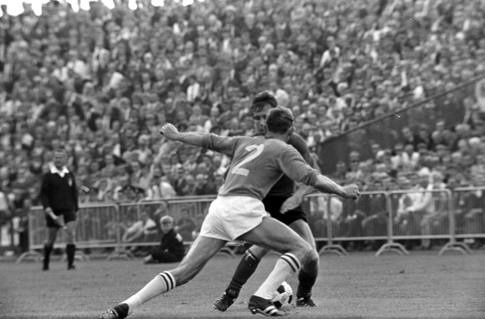 Houwaart (links) in duel met Dick Advocaat, Bestanddeelnr 921-6686