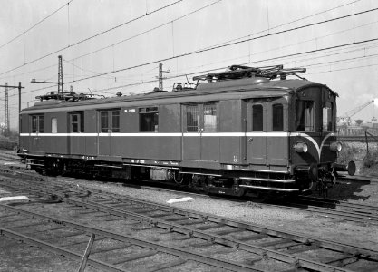HUA-152044-Afbeelding van het motorpostrijtuig nr. 9201 (mat. 1924, "blokkendozen") op het emplacement te Haarlem