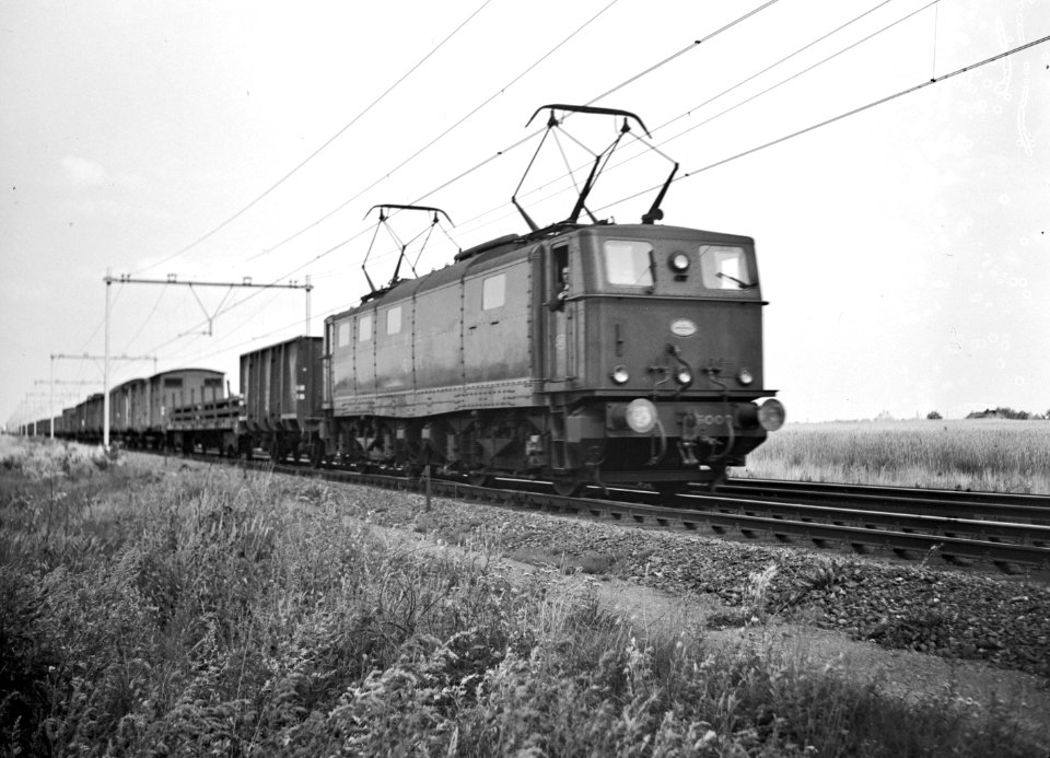 HUA-151089-Afbeelding van de eerste electrische (huur-) locomotief in Nederland- nr 6000 van de London North Eastern Railway (L.N.E.R.) in dienst van de N.S. met een goederentrein