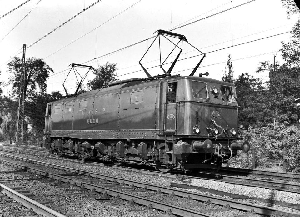 HUA-151088-Afbeelding van de eerste electrische huur locomotief in Nederland nr 6000 van de London North Eastern Railway LNER in dienst van de NS te Utrecht