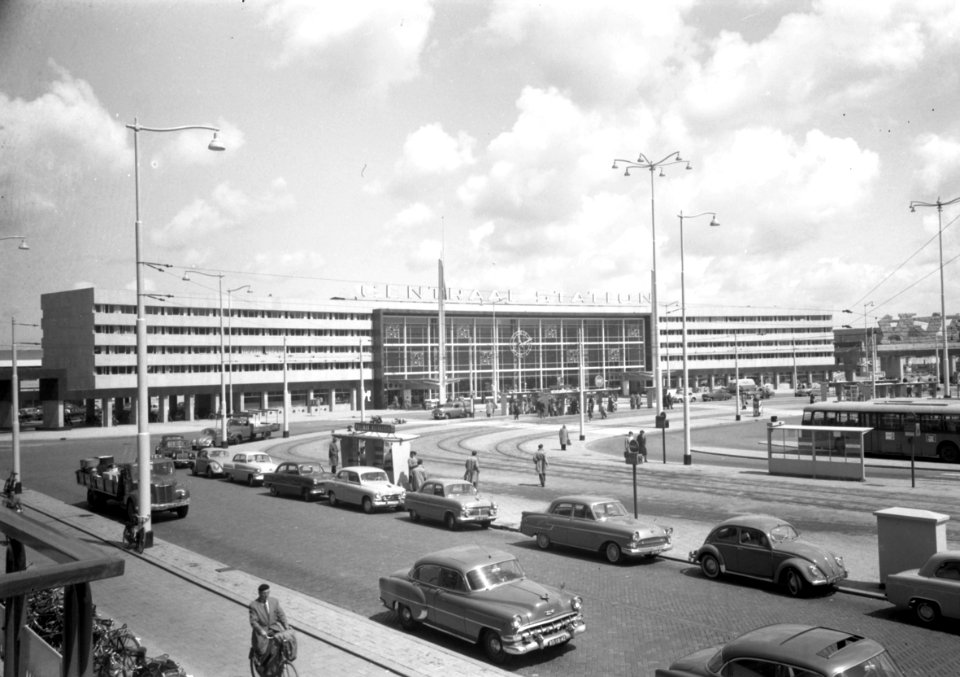 HUA-150616-Gezicht op het stationsplein en het N.S.-station Rotterdam C.S. te Rotterdam