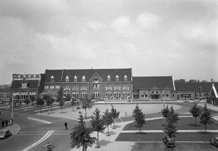 HUA-150604-Gezicht op het stationsplein en het N.S.-station Roosendaal te Roosendaal