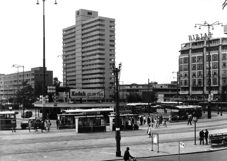 HUA-150624-Gezicht op het busstation en stationsplein nabij het N.S.-station Rotterdam C.S. te Rotterdam