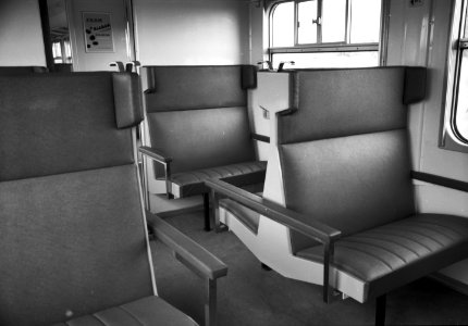 HUA-151914-Interieur 2e klasse van het electrische treinstel nr. 501 (mat. 1964, plan TT "Treinstel Toekomst") van de N.S. te Arnhem