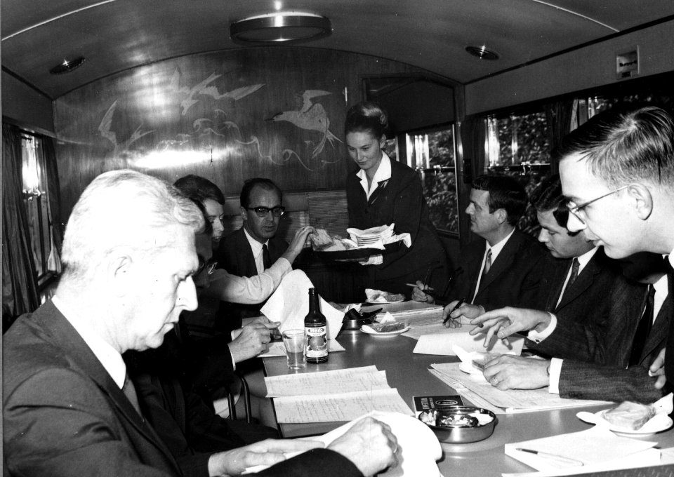 HUA-152322-Afbeelding van leden van de N.S.-directie in de salon van het directierijtuig NS 20 ("Kameel") van de N.S