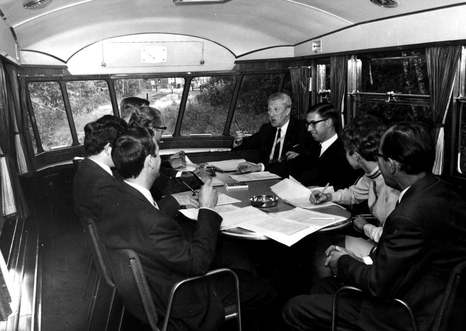 HUA-152323-Afbeelding van leden van de N.S.-directie in de salon van het directierijtuig NS 20 ("Kameel") van de N.S