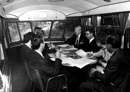 HUA-152323-Afbeelding van leden van de N.S.-directie in de salon van het directierijtuig NS 20 ("Kameel") van de N.S
