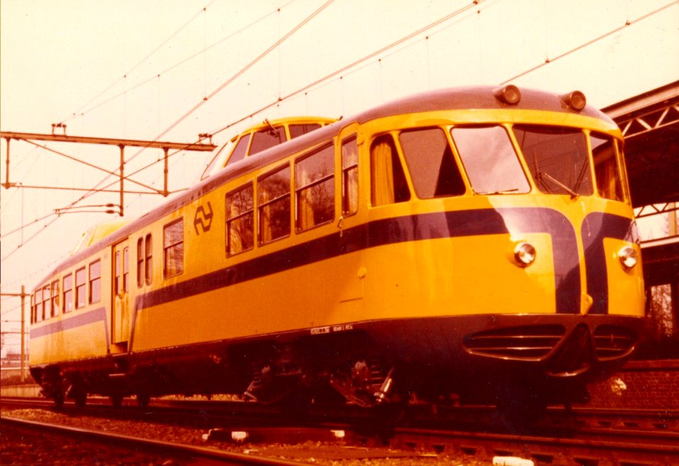 HUA-152345-Afbeelding van de NS 20 ("Kameel", voormalig directierijtuig) van de N.S. als VIP-car in geel-blauwe N.S.-huisstijl