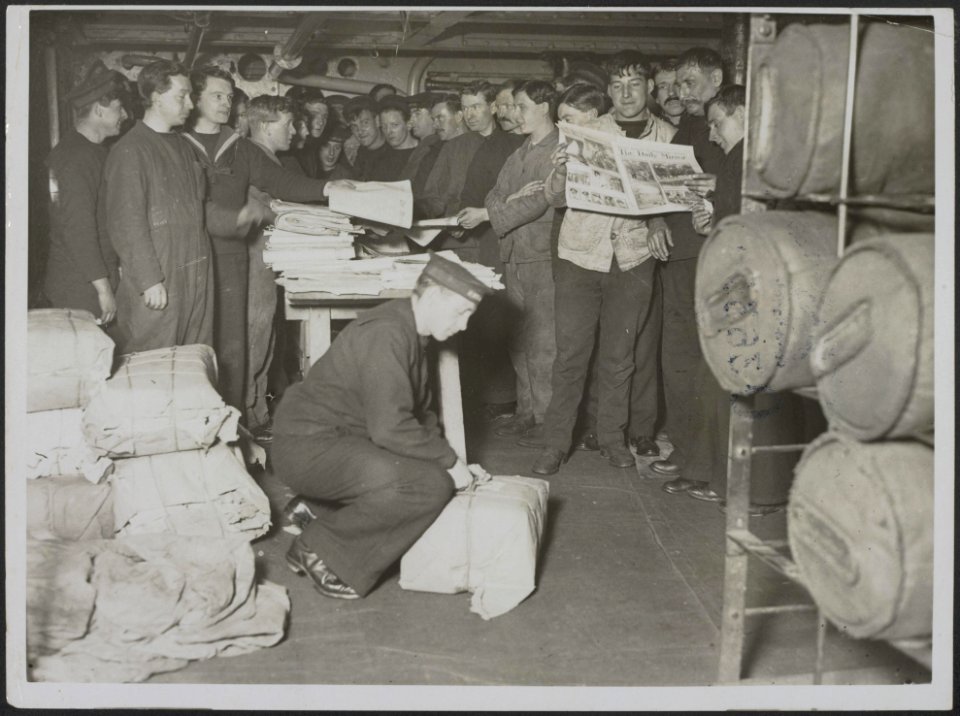 How the Fleet receives its mails. Arrival in Imperieuse of newspapers for the , Bestanddeelnr 158-2706