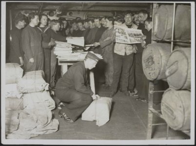 How the Fleet receives its mails. Arrival in Imperieuse of newspapers for the , Bestanddeelnr 158-2706