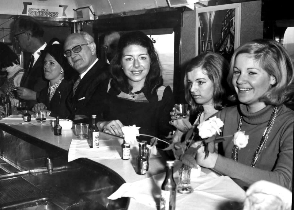 HUA-152251-Afbeelding van passagiers zittend aan de bar in het barrijtuig van de Zonexpres in de Showtrein '72. N.B. De Showtrein '72 was een initiatief van een aantal treintouroperators, zoals Bergland Expres, 
