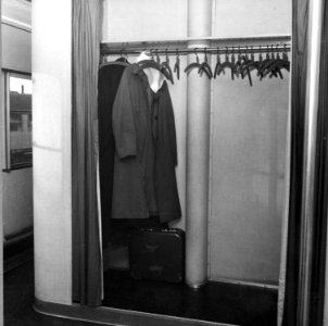 HUA-152337-Afbeelding van de garderobe in het directierijtuig NS 20 ("Kameel") van de N.S