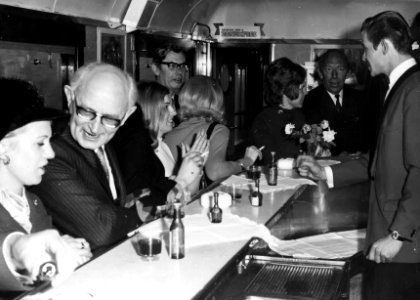 HUA-152253-Afbeelding van passagiers zittend aan de bar in het barrijtuig van de Zonexpres in de Showtrein '72. N.B. De Showtrein '72 was een initiatief van een aantal treintouroperators, zoals Bergland Expres, 