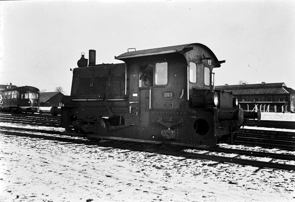 HUA-151594-Afbeelding van de locomotor nr 283 serie200 300 van de NS op het terrein van de werkplaats te Utrecht in de sneeuw