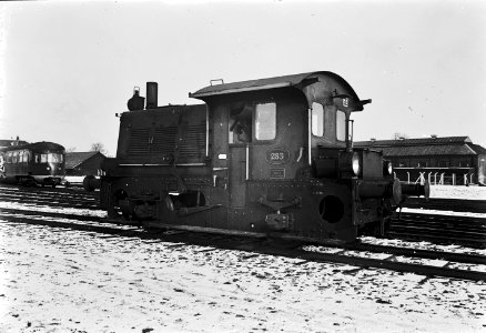 HUA-151594-Afbeelding van de locomotor nr 283 serie200 300 van de NS op het terrein van de werkplaats te Utrecht in de sneeuw