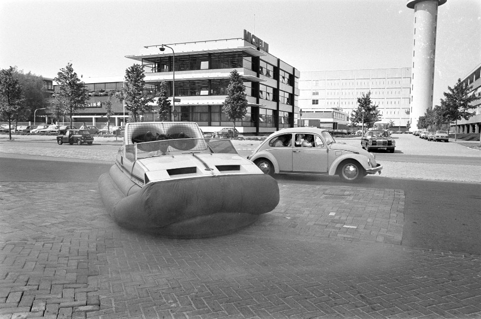 Hovercrafttentoonstelling in Rai, hovercraft op straat, Bestanddeelnr 928-5827