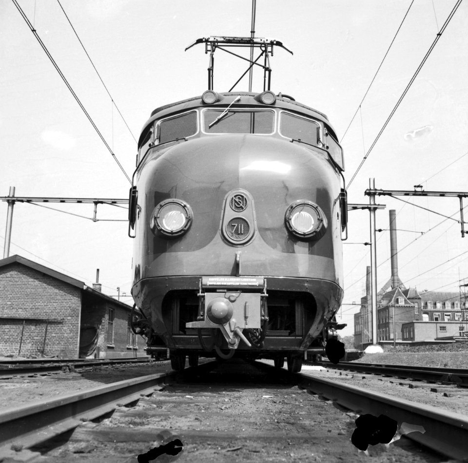 HUA-151687-Afbeelding van het electrische treinstel nr 711 Mat 1954 plan F van de NS te Utrecht