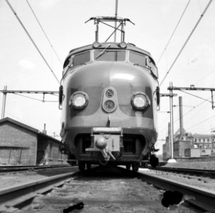 HUA-151687-Afbeelding van het electrische treinstel nr 711 Mat 1954 plan F van de NS te Utrecht