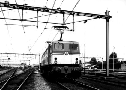 HUA-151617-Afbeelding van de electrische locomotief nr. 1501 (serie 1500) van de N.S. op het emplacement te Venlo