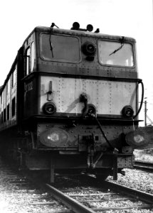HUA-151605-Afbeelding van de Engelse locomotief nr. E27002 (serie 1500) bij de hoofdwerkplaats van de N.S. te Tilburg