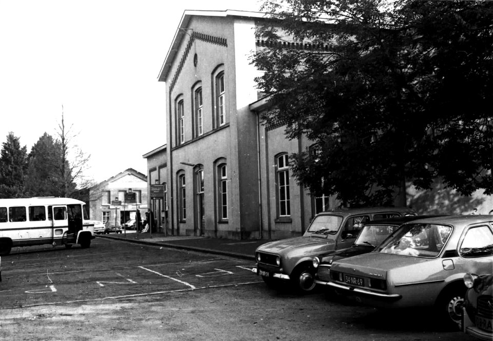 HUA-150862-Gezicht op het N.S.-station Zaltbommel te Zaltbommel