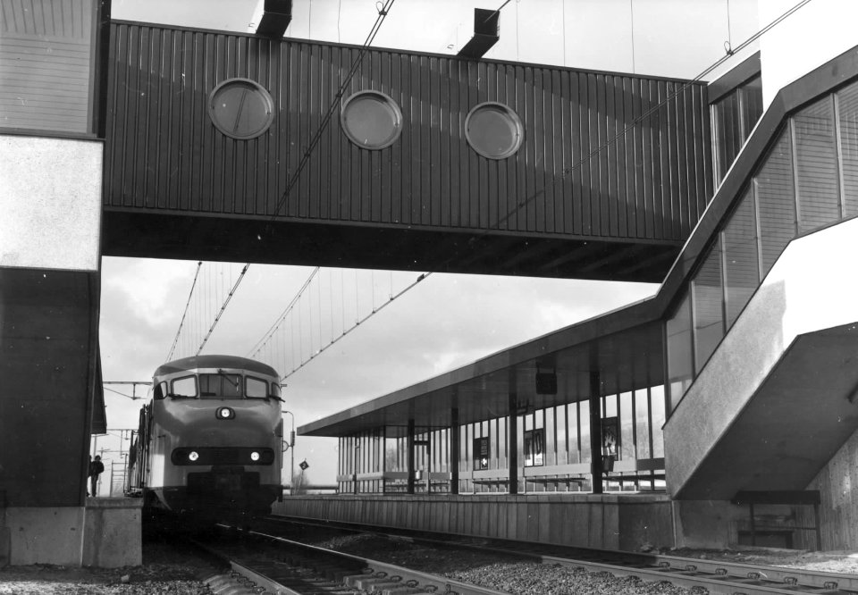 HUA-150875-Gezicht op de perrons en een gedeelte van de voetgangersbrug bij het N.S.-station Zoetermeer te Zoetermeer met een electrisch treinstel plan V (mat. 1964) van de N.S